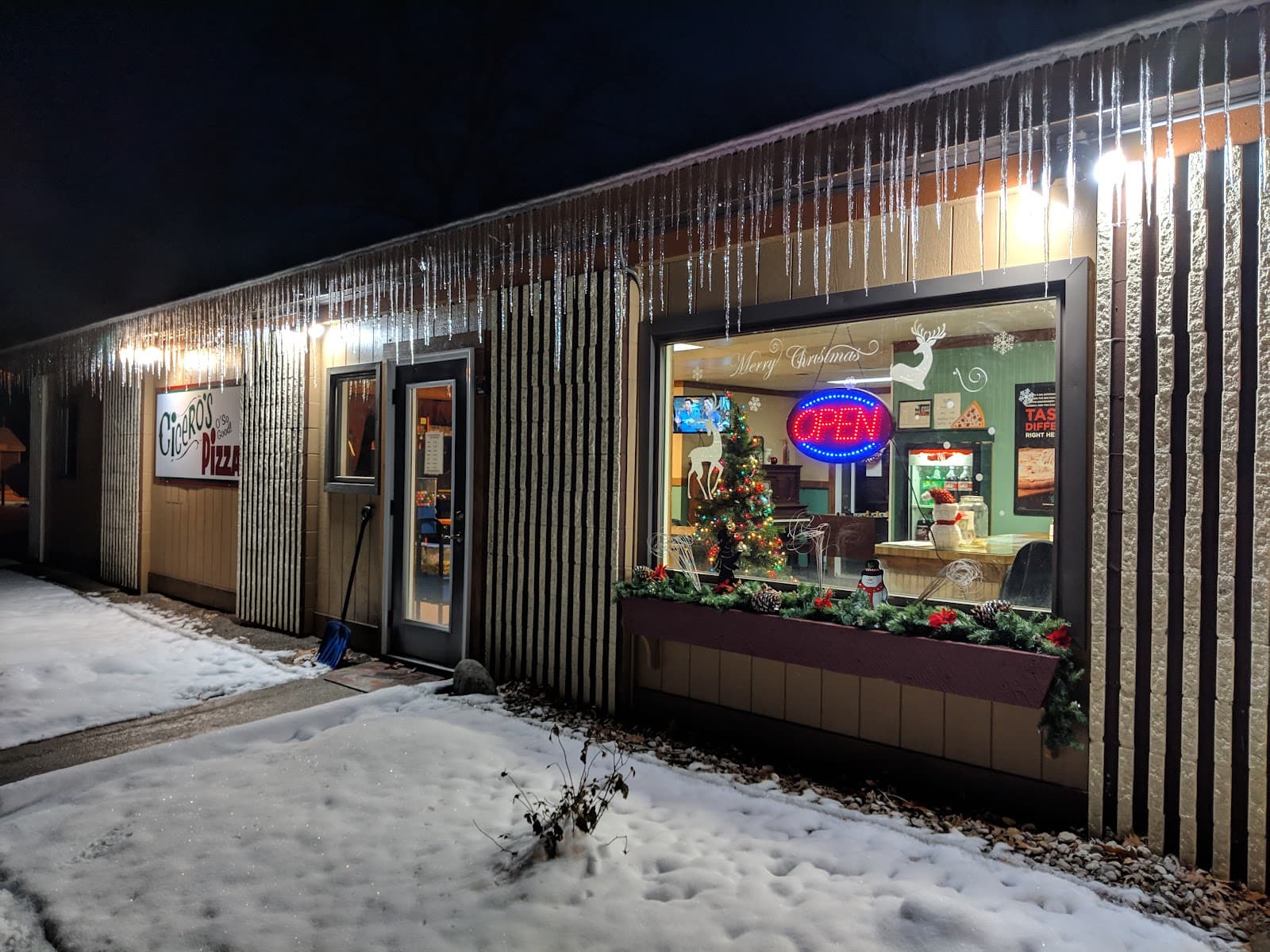 Cicero's Pizza - Pizza in Traverse City, Michigan