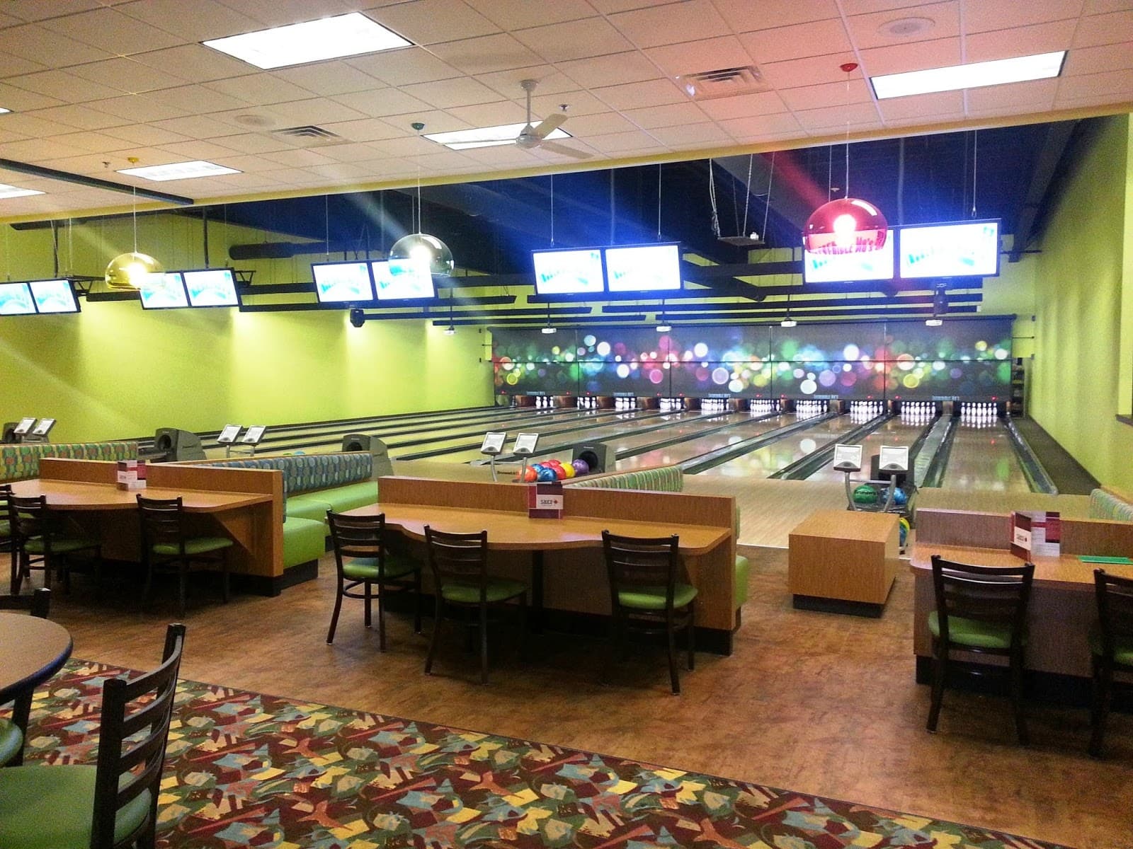 Incredible Mo's & Sauce Restaurant - Family Fun (Mini Golf, Go-Karts) in Traverse City, Michigan