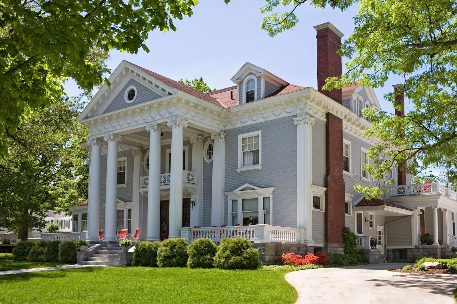 Antiquities' Wellington Inn - Bed & Breakfasts in Traverse City, Michigan